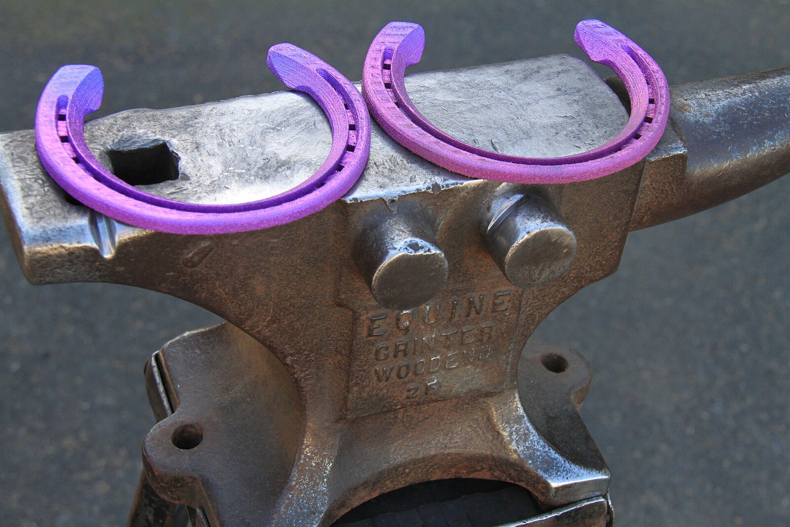 CSIRO 3D-printed titanium horseshoes on an anvil—structural titanium additive manufacturing in the field. Photo: Wikimedia Commons / CSIRO.