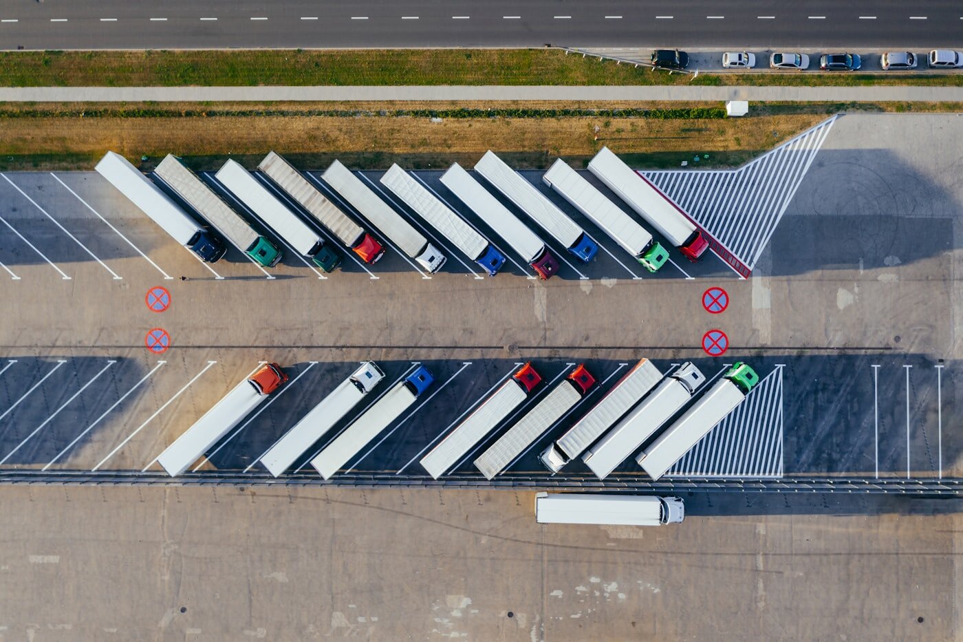 Wide industrial factory floor with assembly lines and overhead crane. Photo: Unsplash.