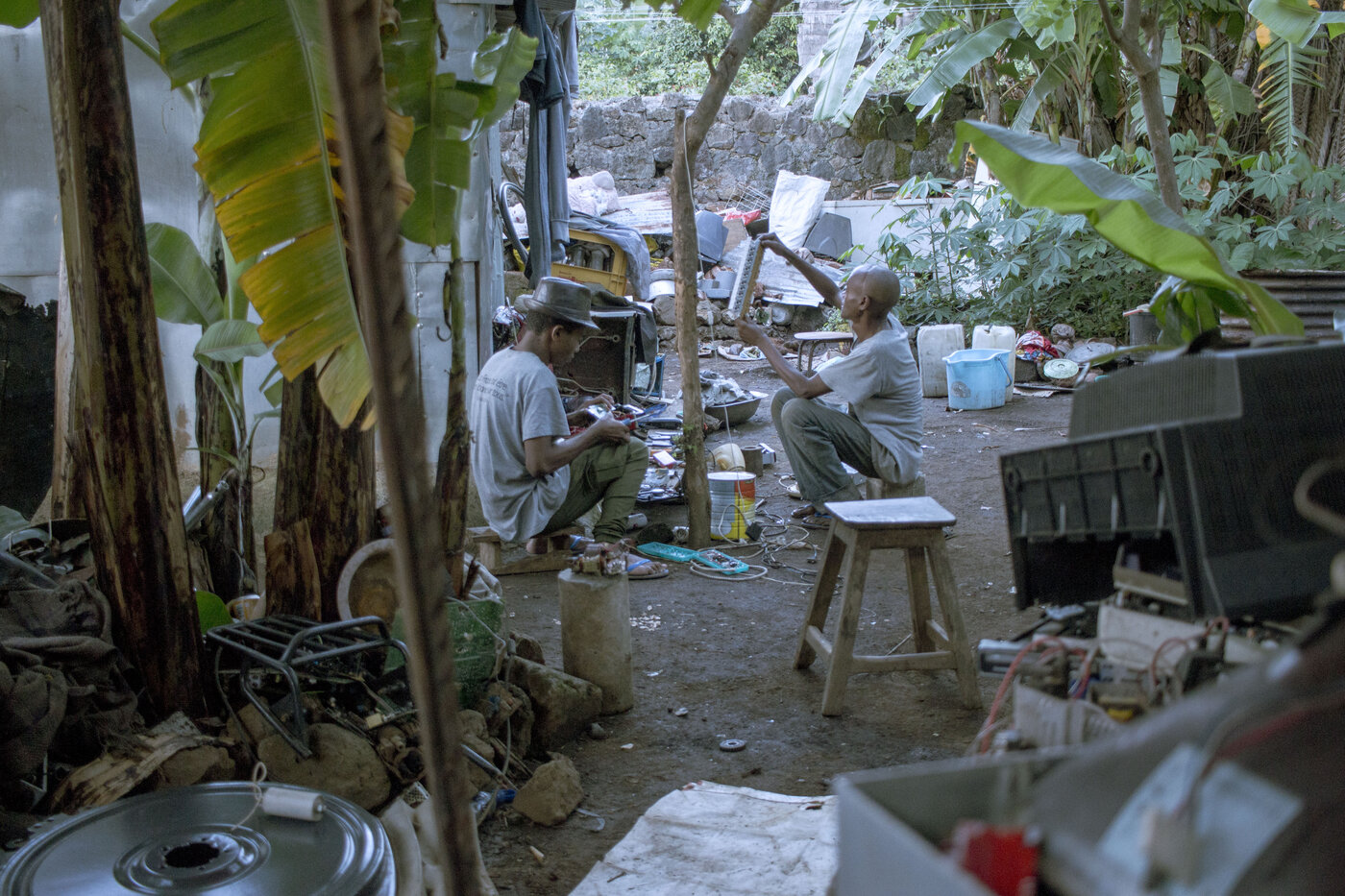 Electronics technician at a repair bench—the maintenance and repair stop on a ticketed hardware lifecycle. Photo: 18bit / Wikimedia Commons.