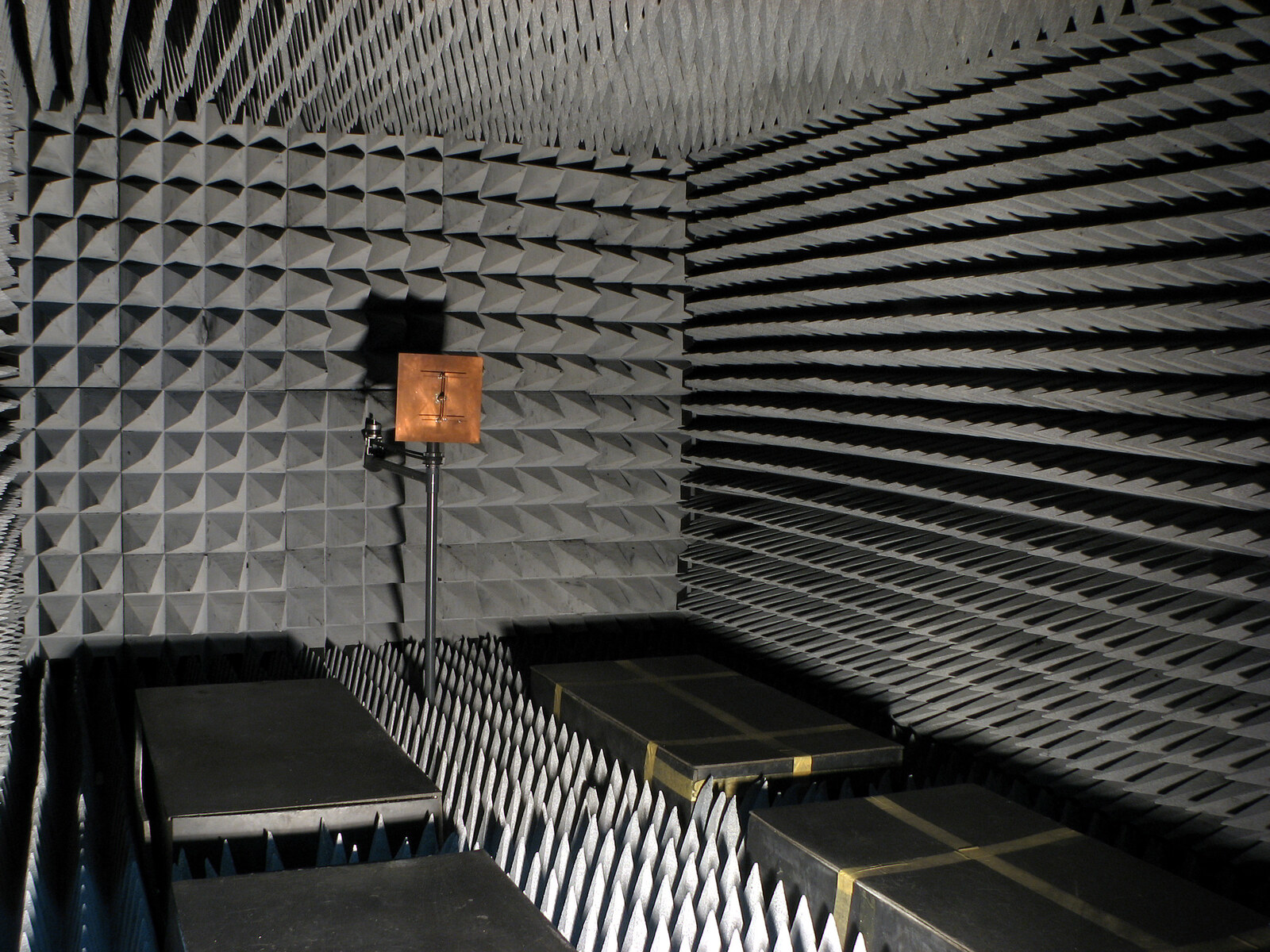 Radio-frequency anechoic chamber—acoustic and electromagnetic quiet space where NVH and EMC teams capture the clean measurements Simcenter Testlab Neo aims to turn into reusable, AI-ready datasets. Photo: Adamantios / Wikimedia Commons.