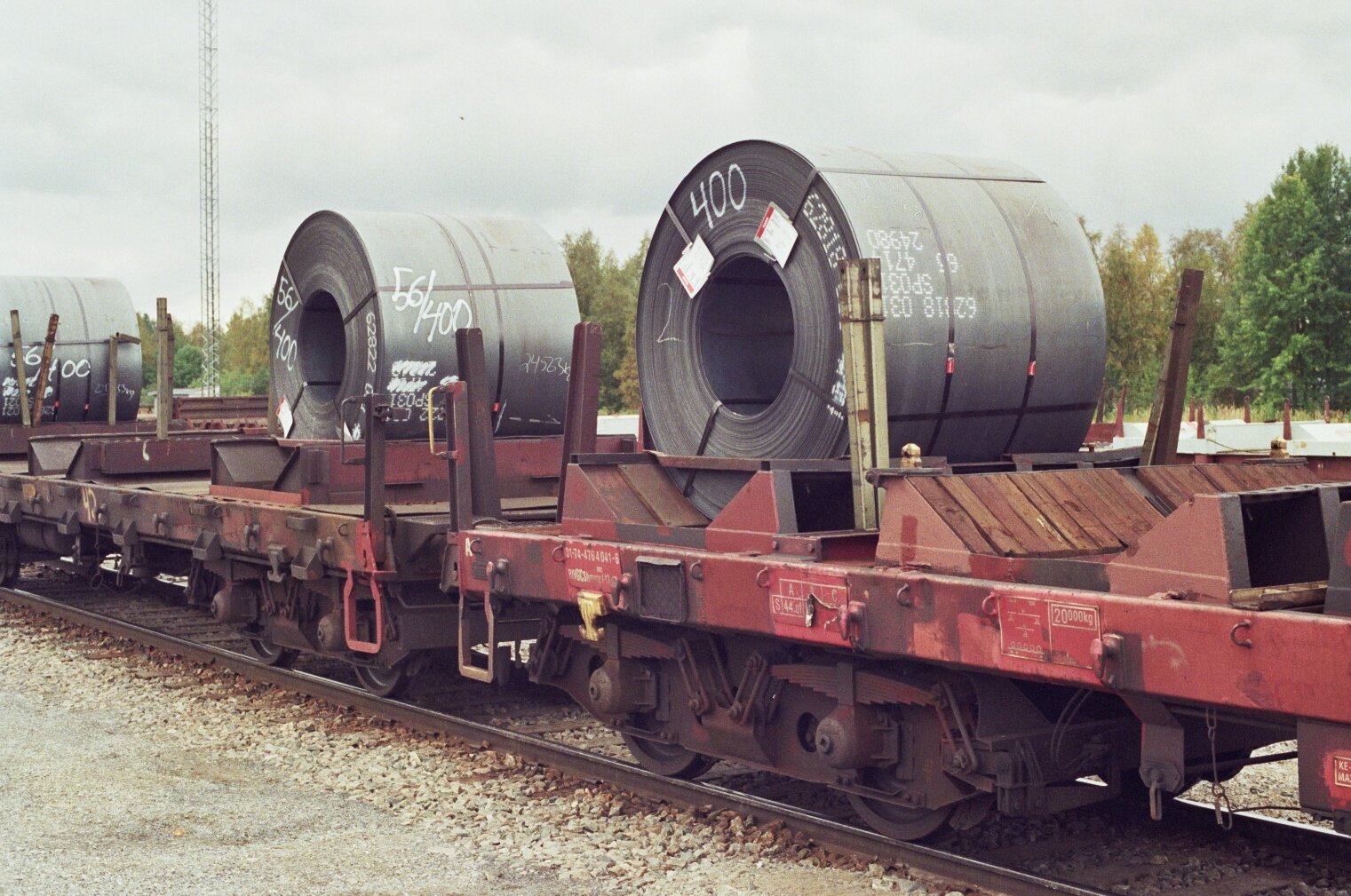 Rolled steel coils loaded on rail wagons in the freight yard at Tornio, Finland. Photo: Methem (Mikko J. Putkonen), public domain, via Wikimedia Commons.